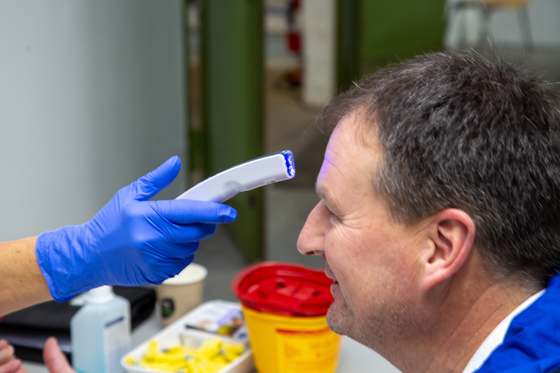The photo shows the donor’s body temperature being measured.